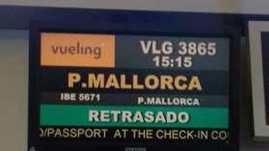 El panel del vuelo a Palma que anuncia el retraso.