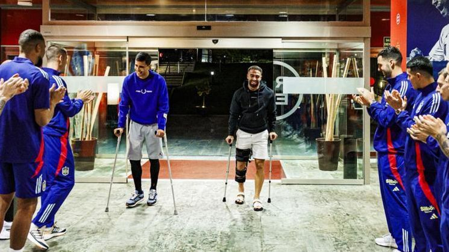Rodri Hernández y Dani Carvajal visitan a sus compañeros en la selección española en muletas debido a las lesiones que sufrieron.
