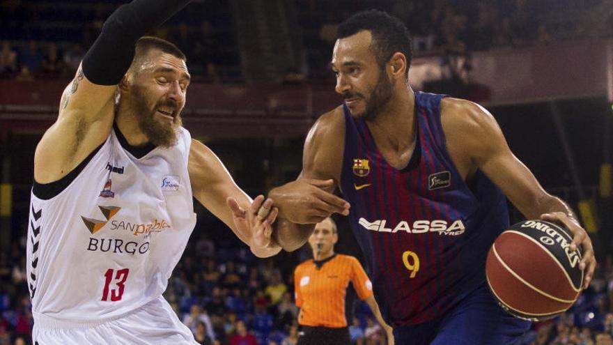 Adam Hanga, jugador del Barcelona, intenta avanzar con el balón.