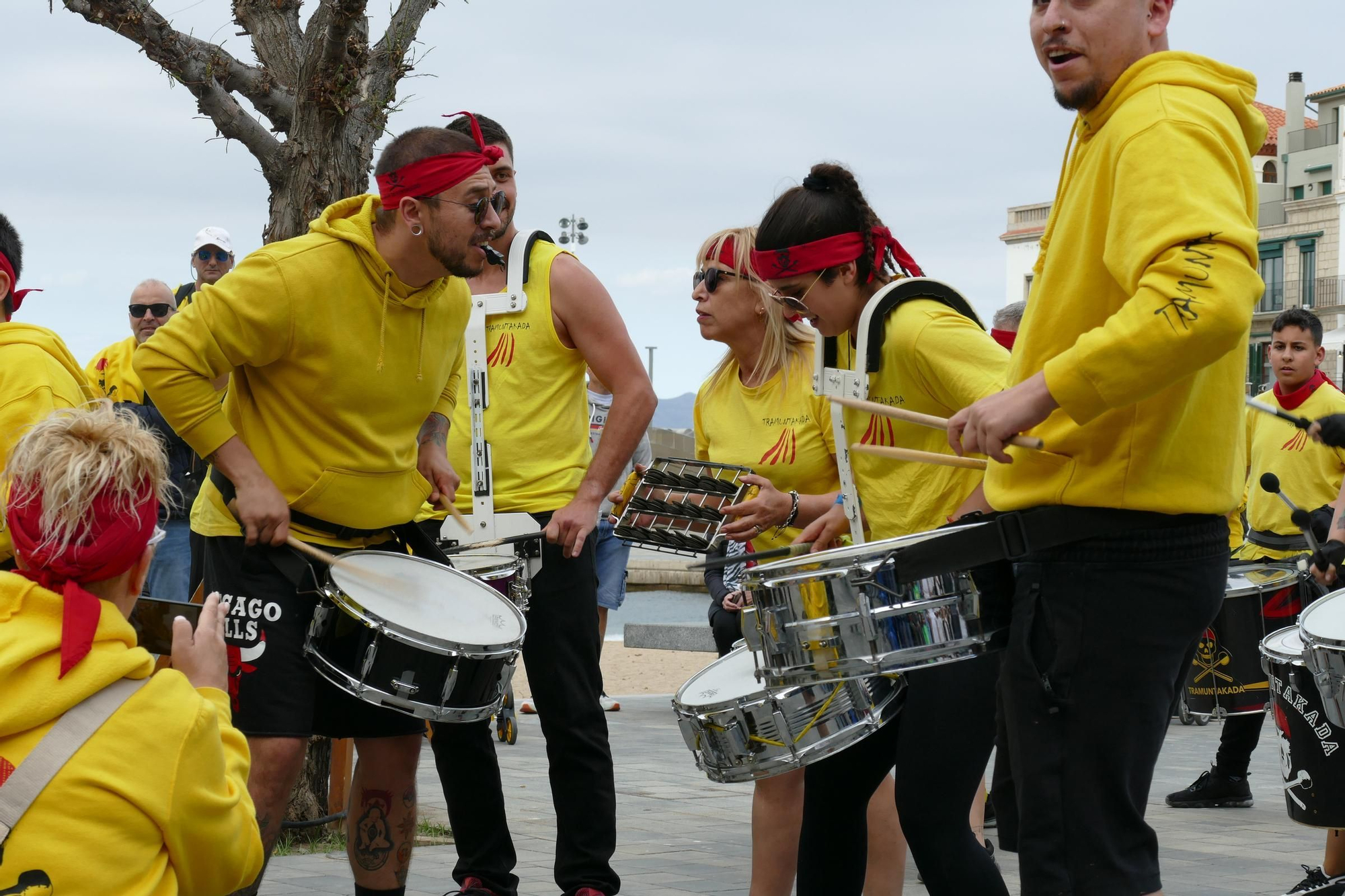 La Batuscala celebra 10 anys desembarcant a la platja de les Barques de l'Escala