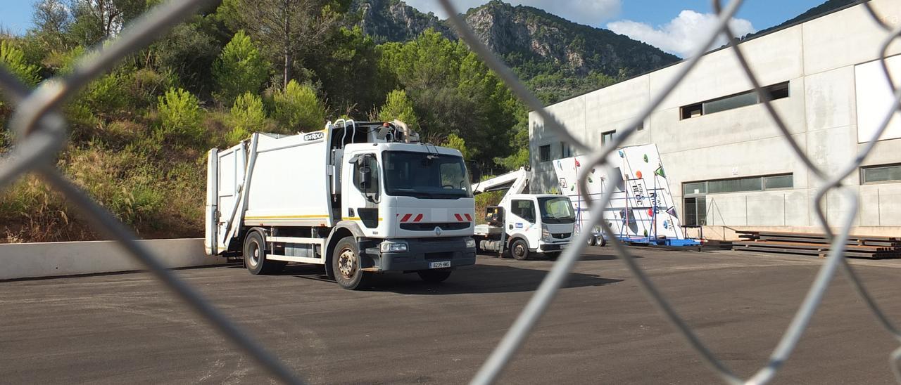 Camiones de recogida de residuos que prestan servicio en Sóller.