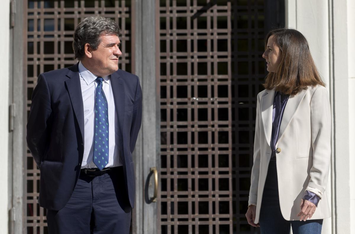 La ministra de Derechos Sociales, Ione Belarra, y el ministro de Seguridad Social, José Luis Escrivá, conversan a su llegada a una rueda de prensa.