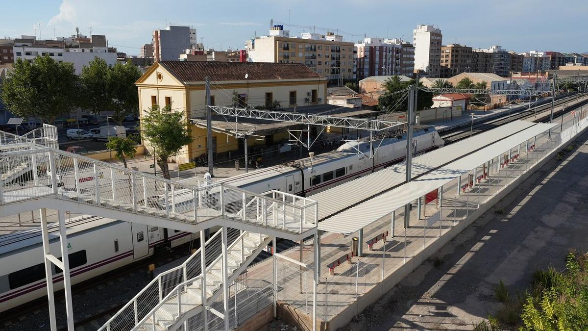 Imagen de la estación de trenes de Vila-real que el estudio de soterramiento de la vía encargado por el consistorio propone reubicar más hacia el sur.