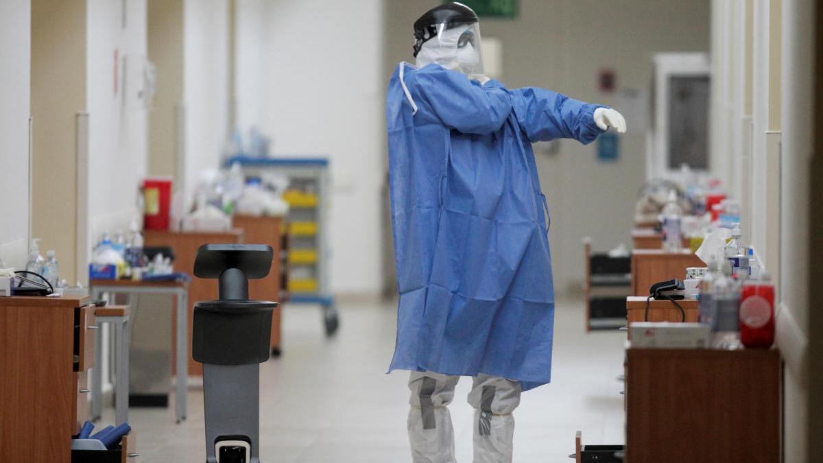 Una sanitaria en una planta habilitada para pacientes COVID