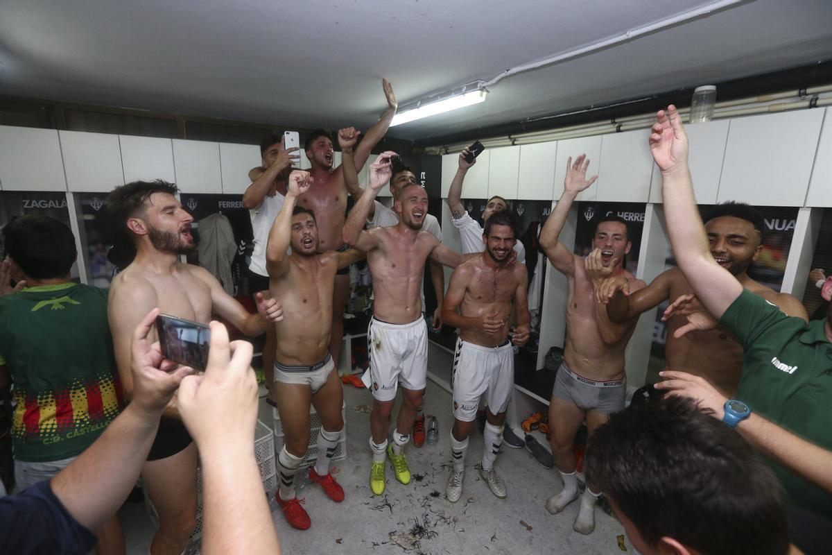 Celebraciones en el vestuario, donde Castells le rapó la cabeza.