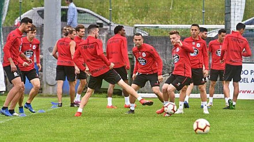 Los jugadores deportivistas durante un entrenamiento la pasada temporada.