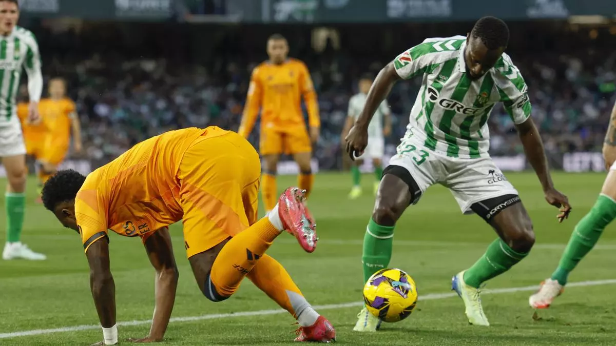Oficial: Betis y Al-Duhail SC acuerdan el traspaso de Youssouf Sabaly a Catar