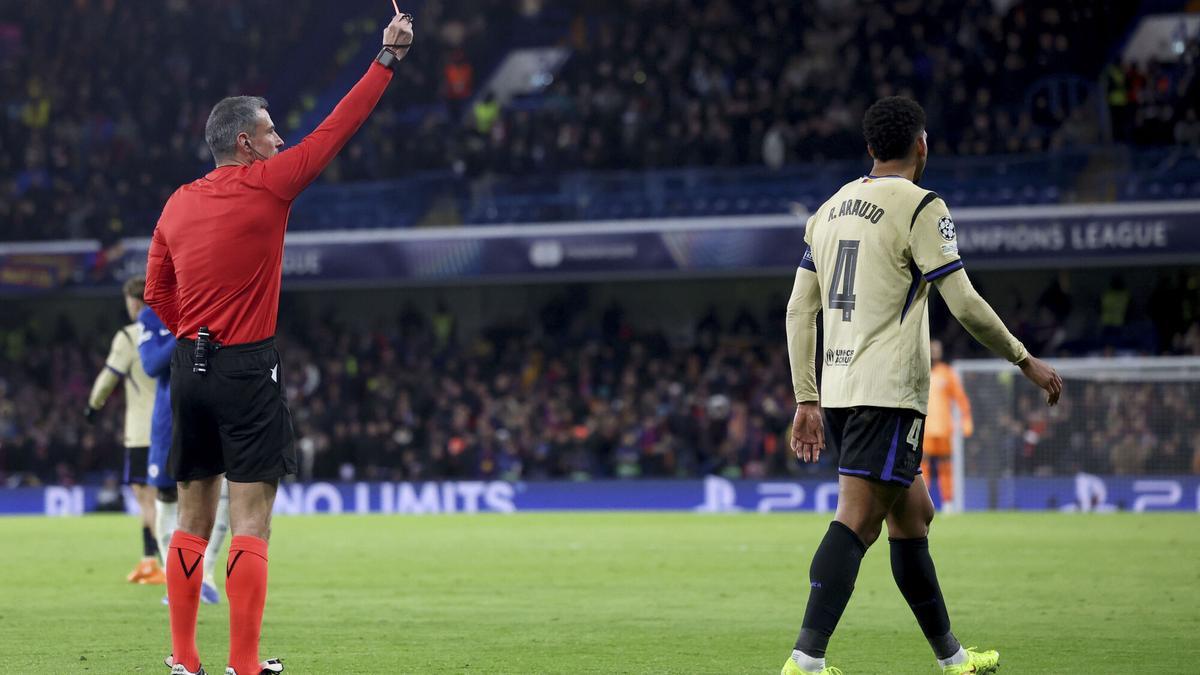 ¿Pero qué hiciste Ronald? El momento de la expulsión de Araujo frente al Chelsea