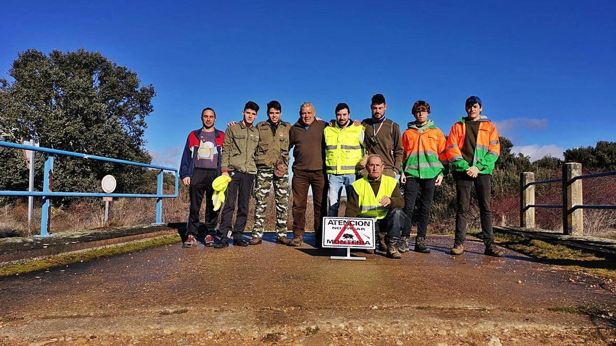 Cazadores de Santa Croya de Tera durante un ojeo.