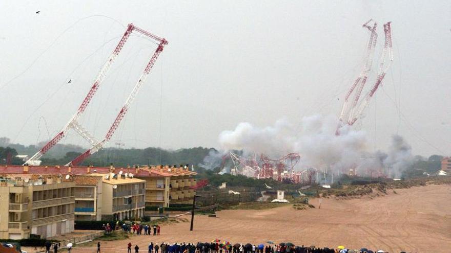 L&#039;espectacular voladura de les antenes de Radio Liberty, el 22 de març del 2006, va atreure molts curiosos a la platja de Pals