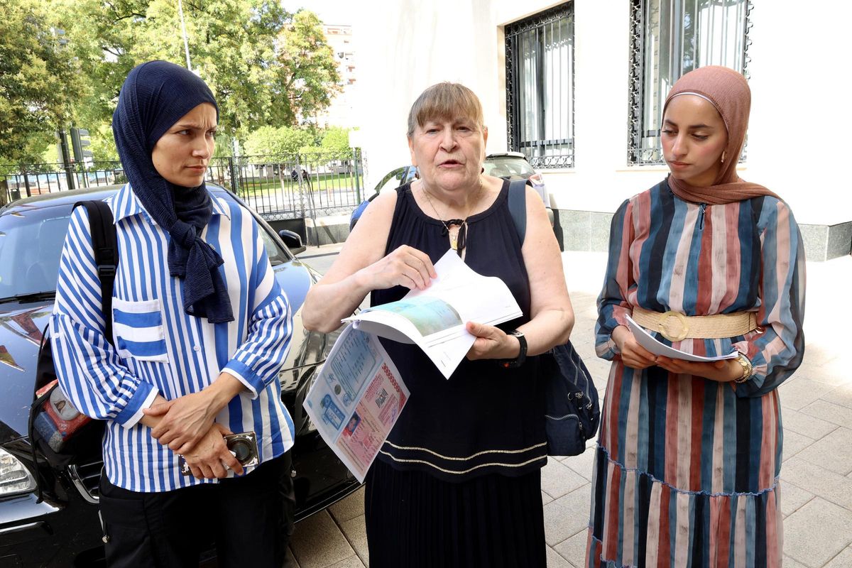 Paca López Labaña, con la documentación de Dina y sus hijos, junto a Hala y su madre.