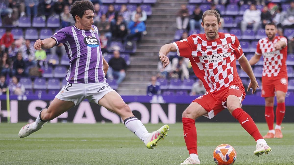 Blind, el defensa del Girona, intenta eludir la presencia de Mario Martín, el jugador del Valladolid, durante el partido en el Nuevo Zorrilla.