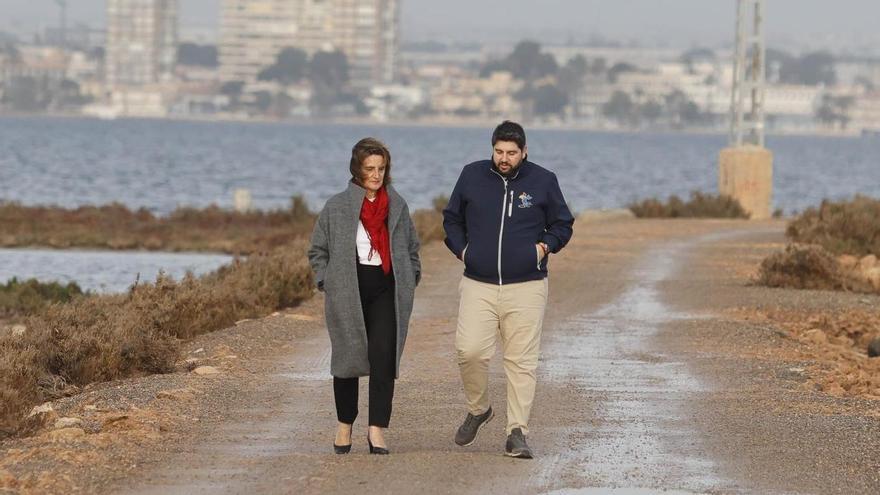 Fernando López Miras y Teresa Ribera, ayer en el Mar Menor.