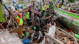 Al menos 281 muertos en un tsunami en Indonesia