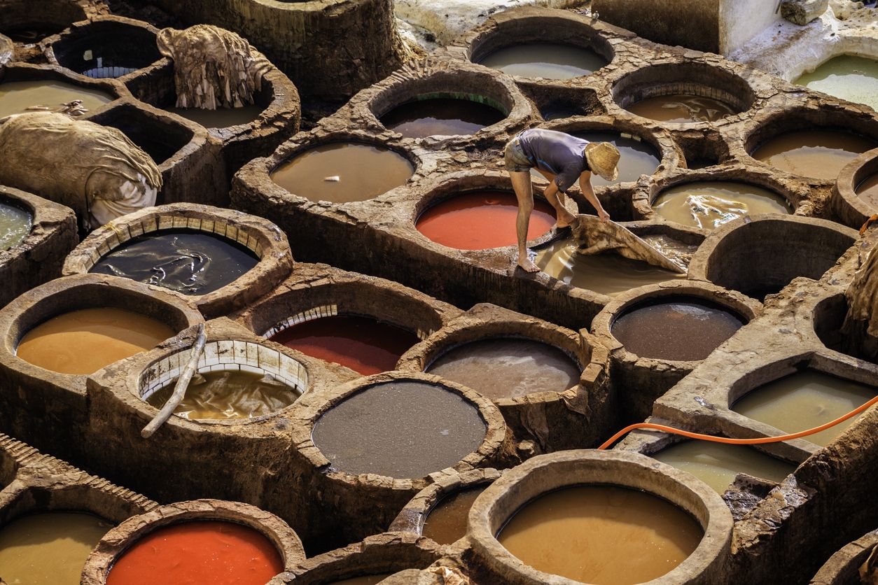Hombre trabajando en la curtiduría en Fez.