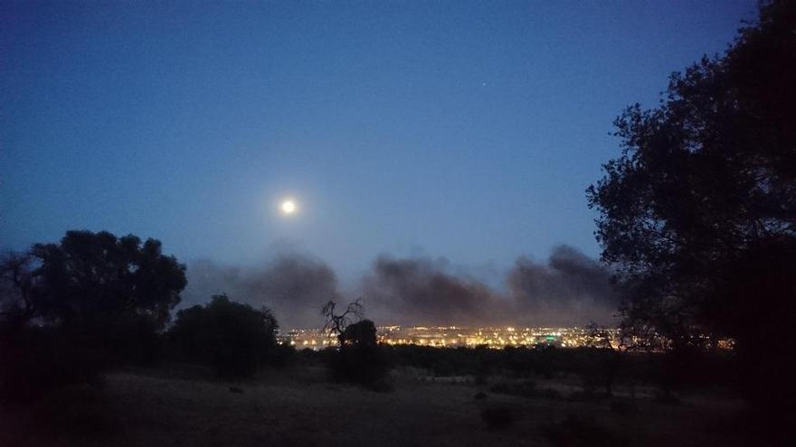 Un incendio de pastos cubre de humo negro gran parte del cielo de Córdoba