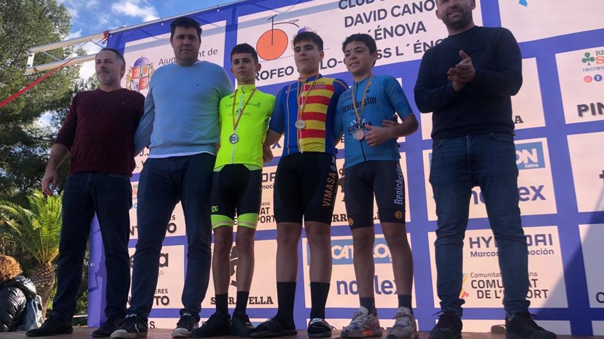 Vicent Andrés, de la Forca, en el podio de la carrera de l'Énova.