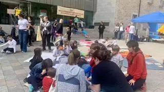 Les famílies de l’escola Camins aterren a Girona per evitar el tancament