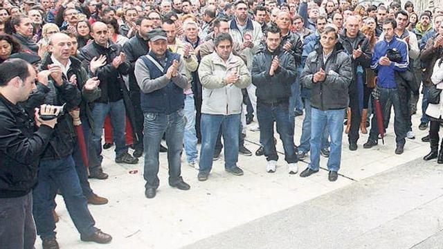 Concentración en el exterior de los juzgados vigueses, ayer en apoyo de los tres sindicalistas. A la dcha., Antolín Alcántara  // J. De Arcos
