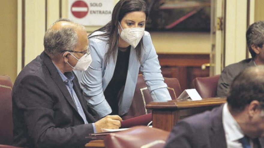 La consejera de Turismo, Yaiza Castilla, charla con el líder de ASG, Casimiro Curbelo, ayer en el Parlamento.