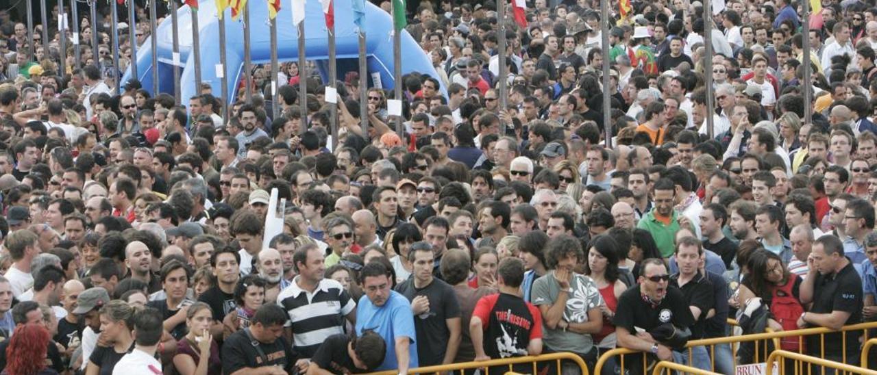 Colas de asistentes en el acceso al concierto de Bruce Springsteen en Santiago en 2009. // X. Álvarez