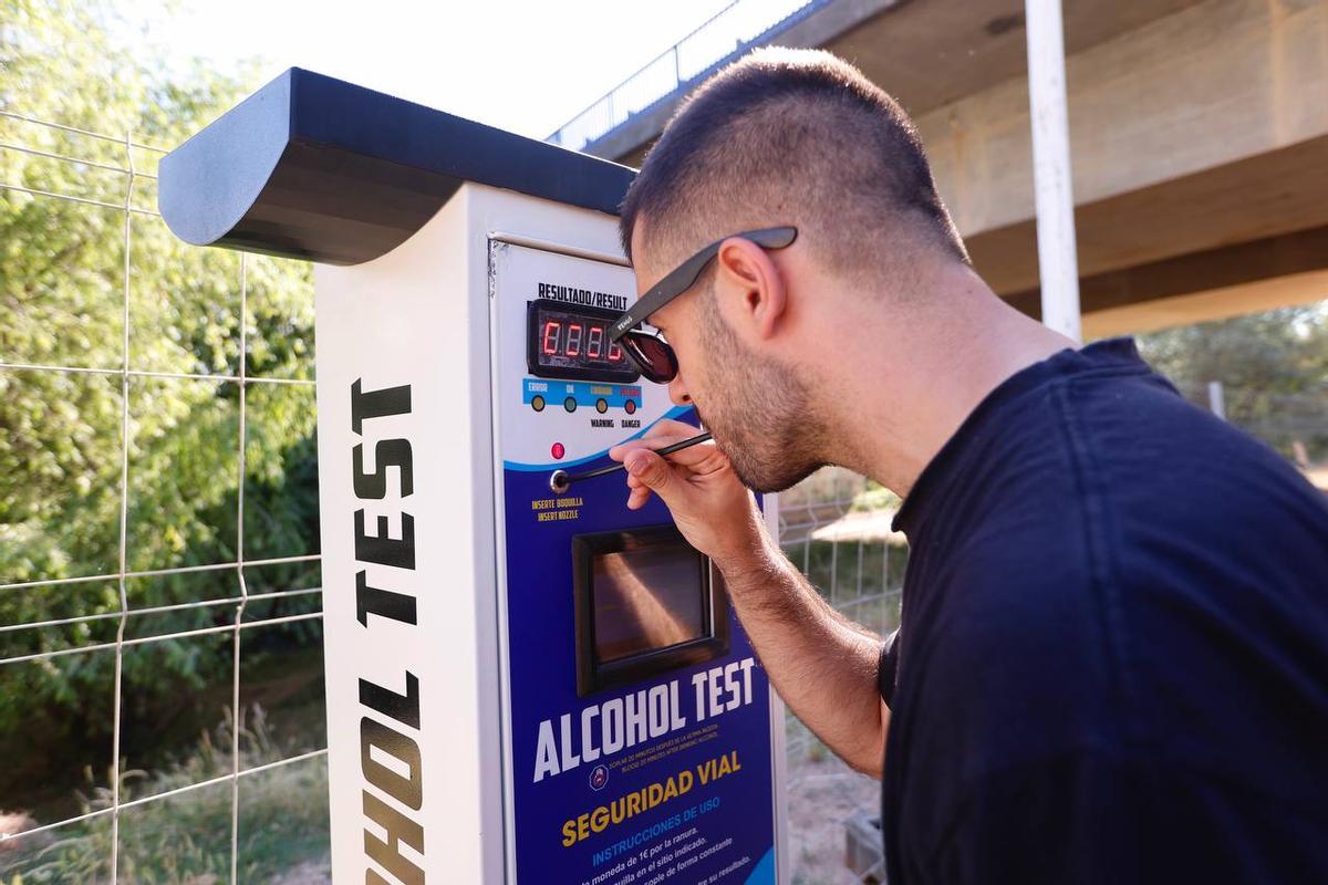 Un joven sopla en el alcoholímetro.