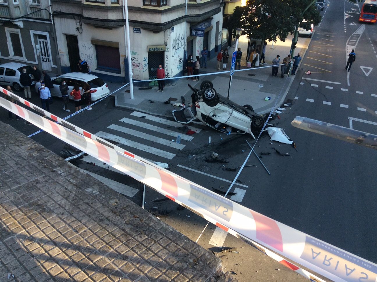 Espectacular accidente en la ronda de Outeiro con un coche precipitado a la calle Caballeros