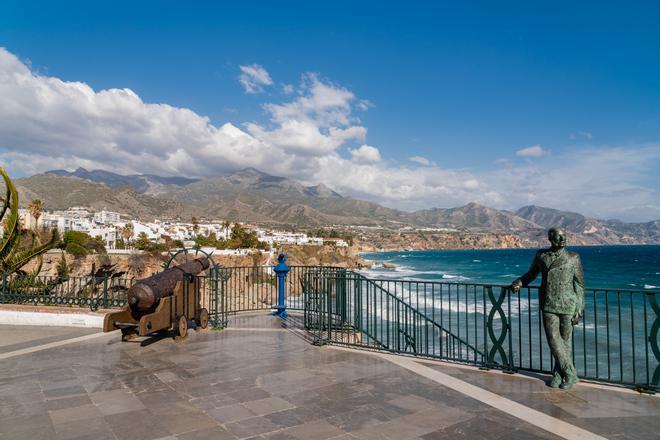 El Balcón de Europa con la estatua de Alfonso XII