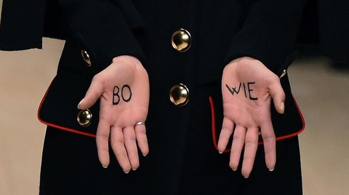 fimedio32385575 topshot a model displays the word bowie on her160114142216 fimedio32385575 topshot a model displays the word bowie on her160114142216