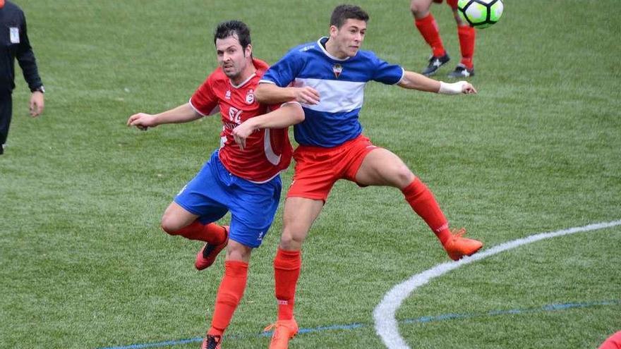 Un jugador del Domayo y otro del Gran Peña lucha por el balón. // Gonzalo Núñez