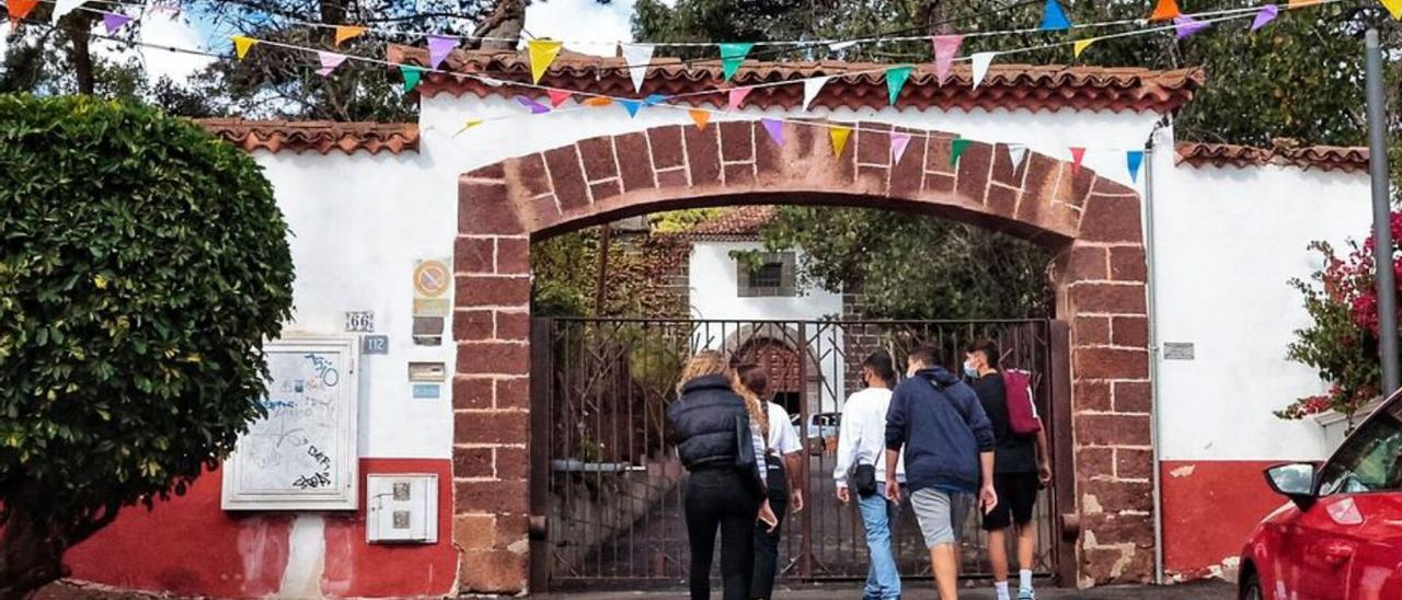 Arriba, un taller en el Cabrera Pinto; debajo, la ermita, cerrada ayer.