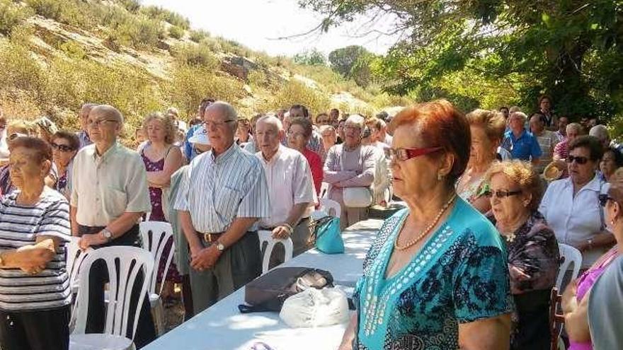 Los vecinos durante la ceremonia religiosa.