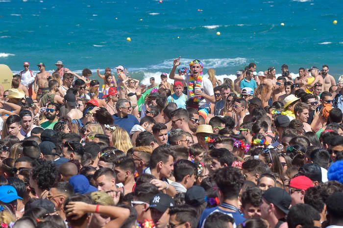 Fiesta de carnaval en la playa