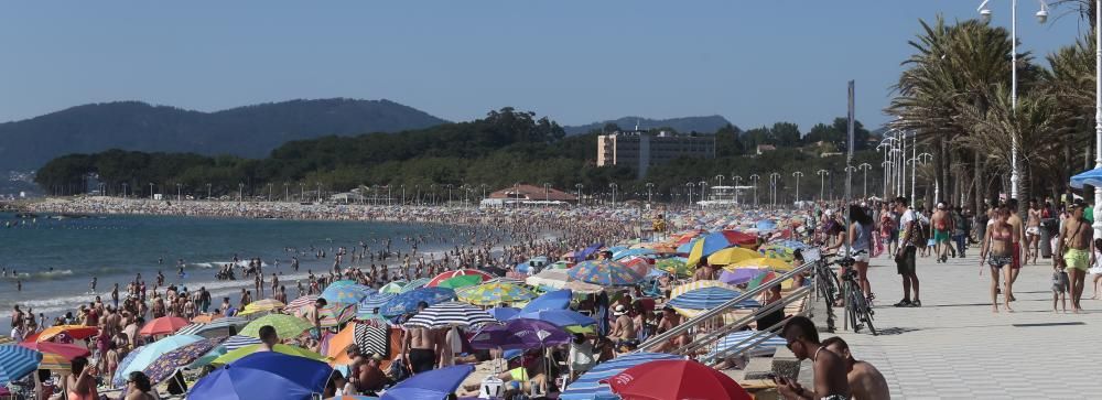 El día más caluroso de lo que va de verano inundó los arenales de las Rías Baixas