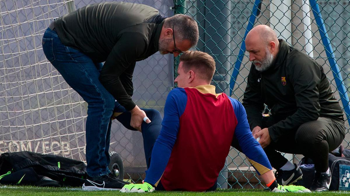 ¡Ter Stegen, atendido durante el entrenamiento!