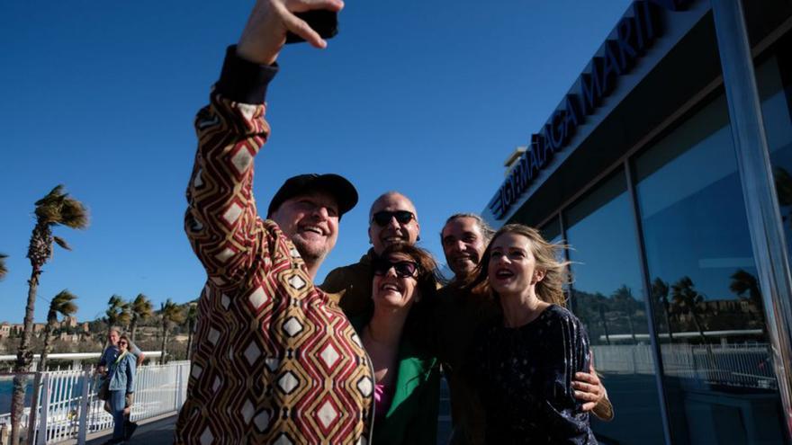 Fernando Cayo se hace un selfie con el equipo del filme. | GREGORIO MARRERO