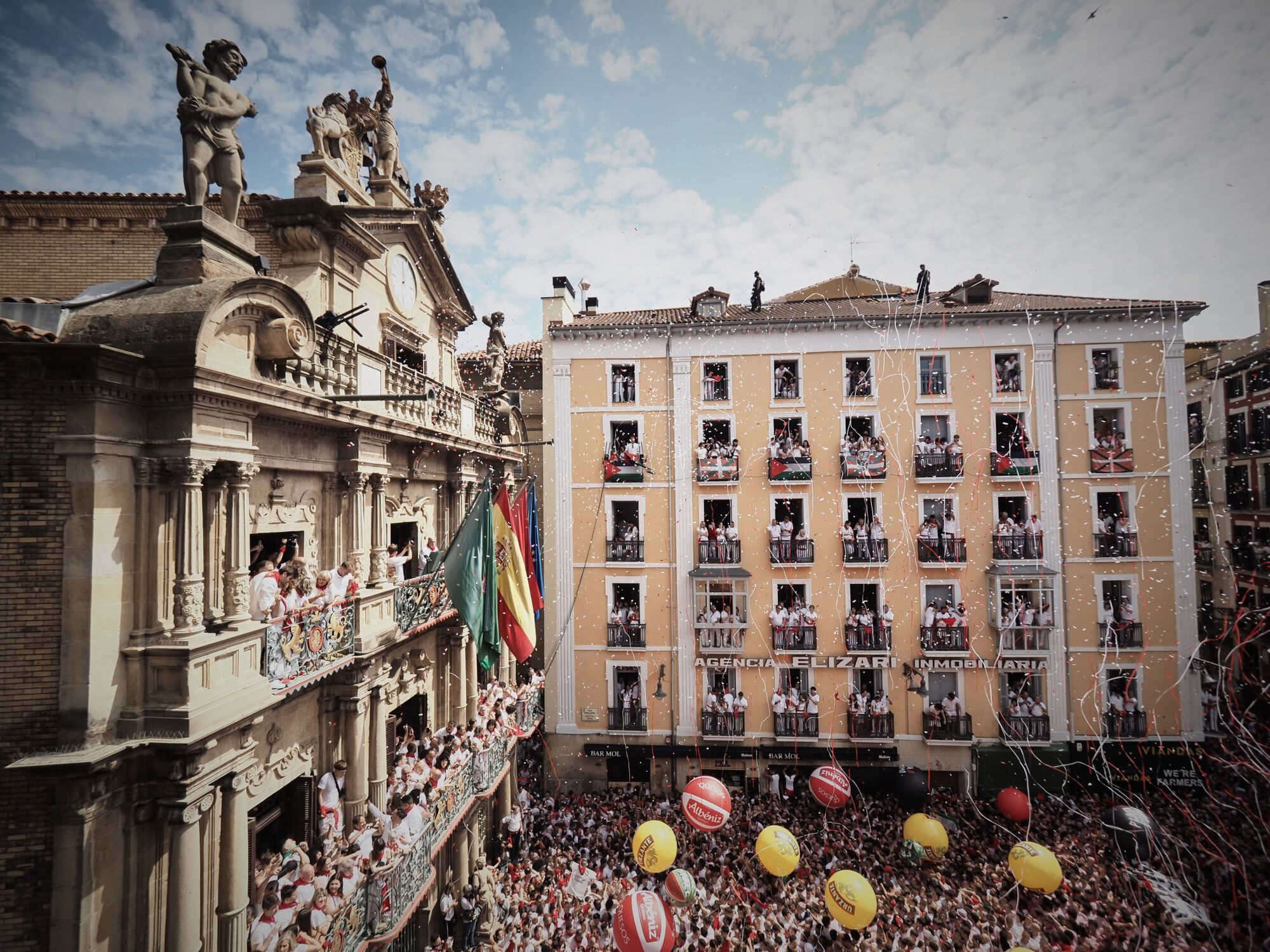 06/07/2025 Cientos de personas durante el Chupinazo de San Fermín 2025, en la Plaza del Ayuntamiento, a 6 de julio de 2025, en Pamplona, Navarra (España). Tras el chupinazo, este año a cargo de la plataforma Yala Nafarroa por Palestina, comienzan en Pamplona las Fiestas de San Fermín 2025 al grito de ‘Iruindarrak! Pamplonesas, pamploneses, ¡Viva San Fermín! Gora San Fermín!’. Las celebraciones tendrán lugar hasta el próximo 14 de julio. POLITICA Eduardo Sanz - Europa Press