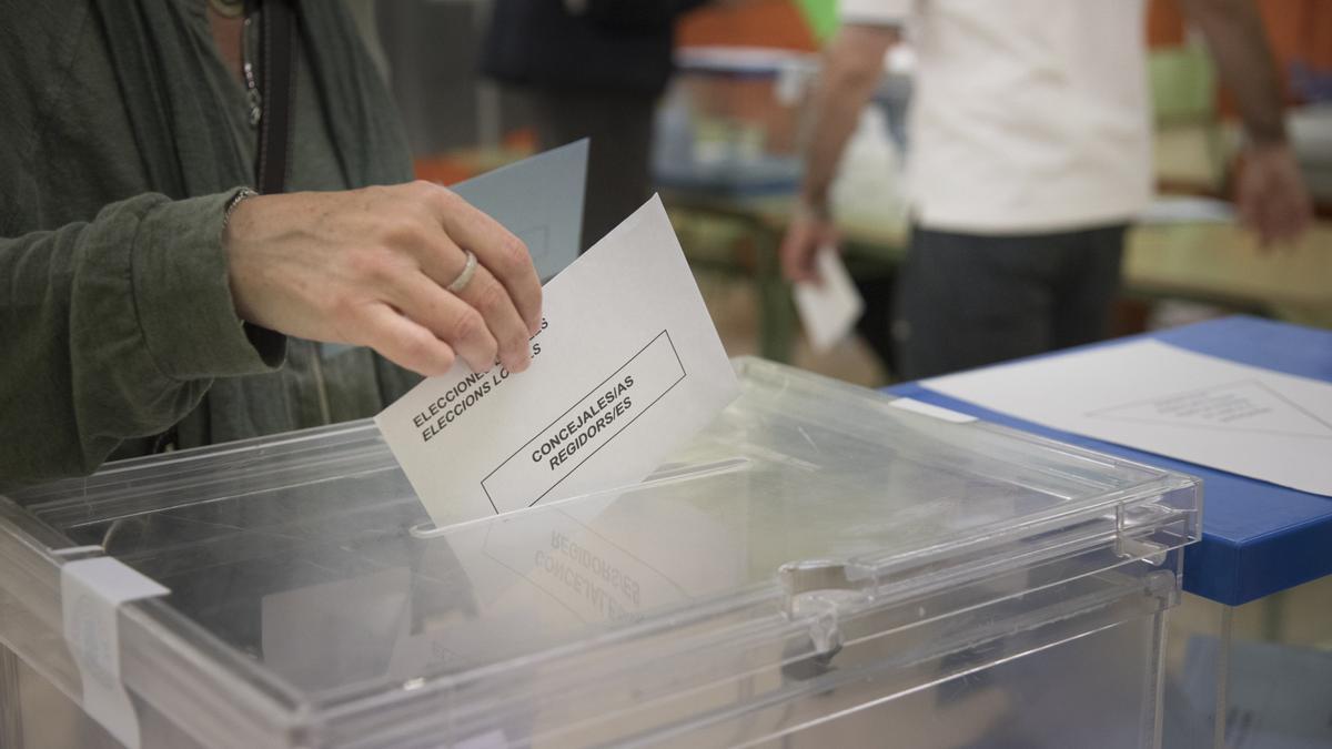 Una persona exercint el seu dret a vot en les passades eleccions municipals celebrades el maig del 2019