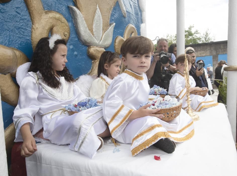 Las flores coronan el Corpus de Ponteareas.