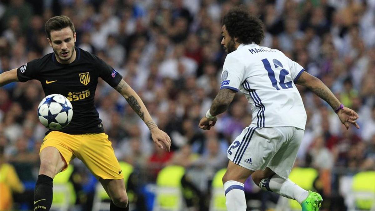 Saúl pugna con Marcelo en un lance del partido de ida de la Champions