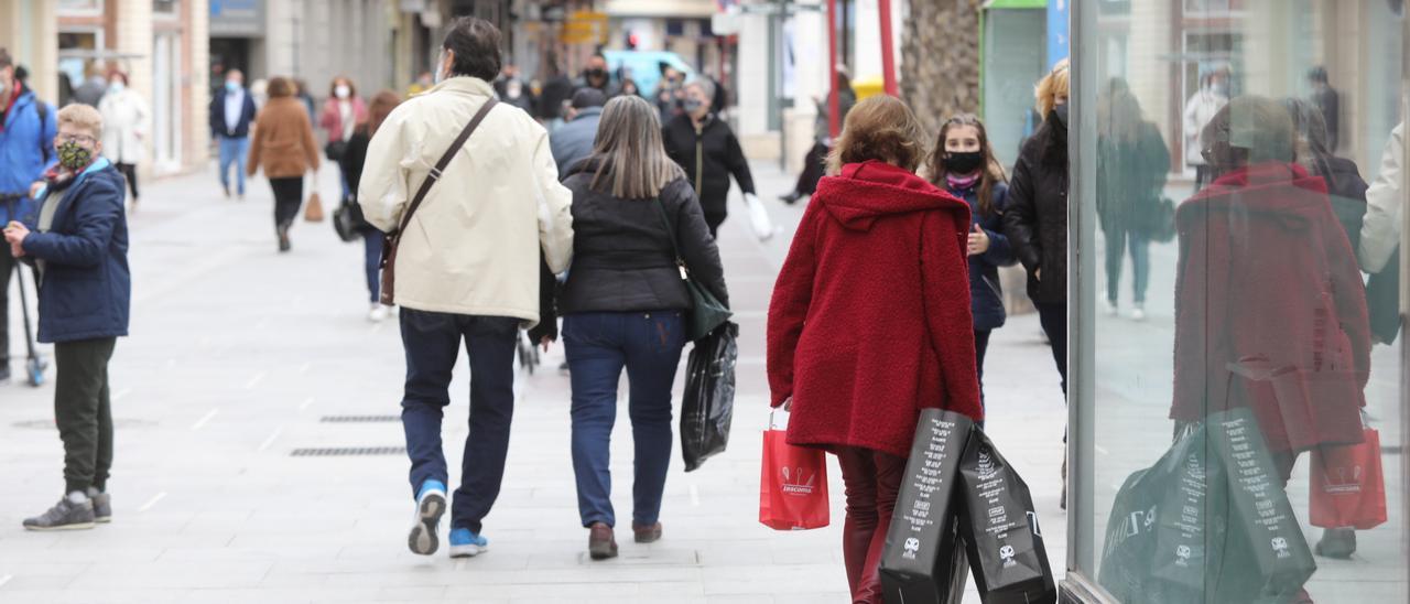 Compras en la calle Corredora de Elche.