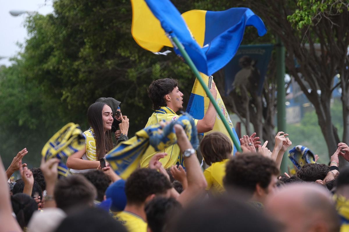 UD Las Palmas: bajada de la guagua por Fondos de Segura