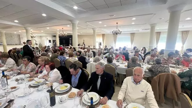 La parroquia de San Vicente de O Grove almuerza en Sanxenxo con fines solidarios