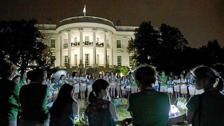 Uns escoltes cantant cançons davant la Casa Blanca el juny passat