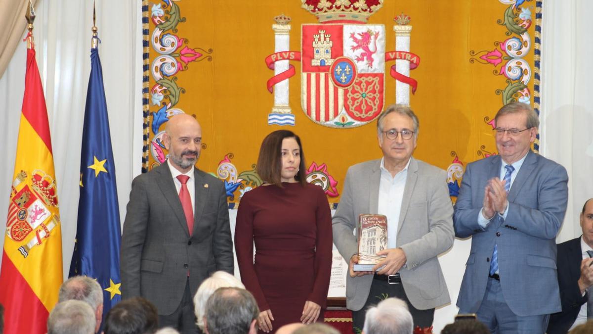 La Subdelegación del Gobierno en Málaga entregó este martes el Premio Caleta 2025 a Defendamos Nuestro Horizonte.
