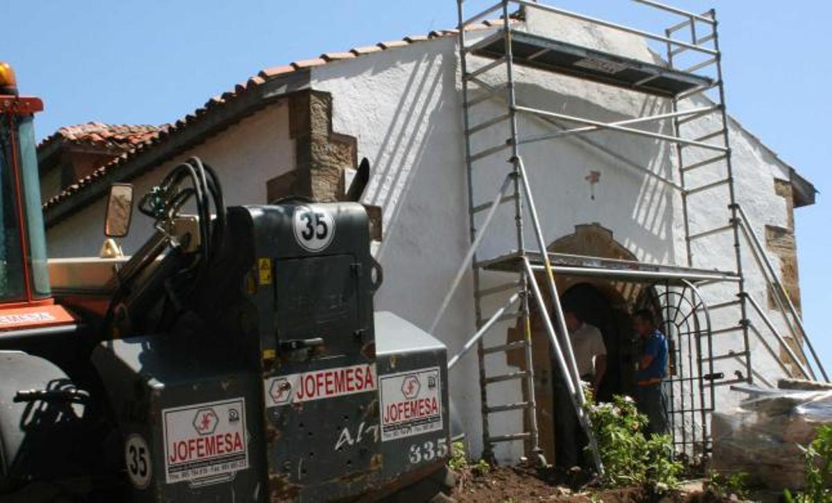 La capilla de San Antonio, durante las obras de desmontaje. | braulio fernández