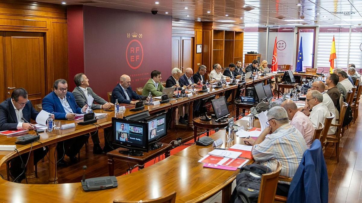 Reunión en la Federación Española de Fútbol, con Pedro Rocha presidiendo, en la que se decidió la composición de los grupos.