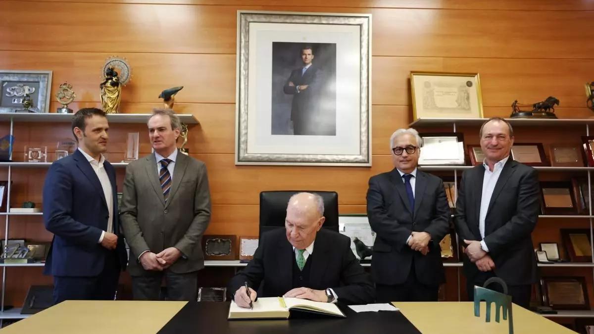 Jaume Alsina firma en el libro de honor de la Feria de Zaragoza acompañado de sus hijos (Jaume y Ramón), el presidente de la Cámara, Jorge Villarroya, y el consejero aragonés de Agricultura, Javier Rincón.