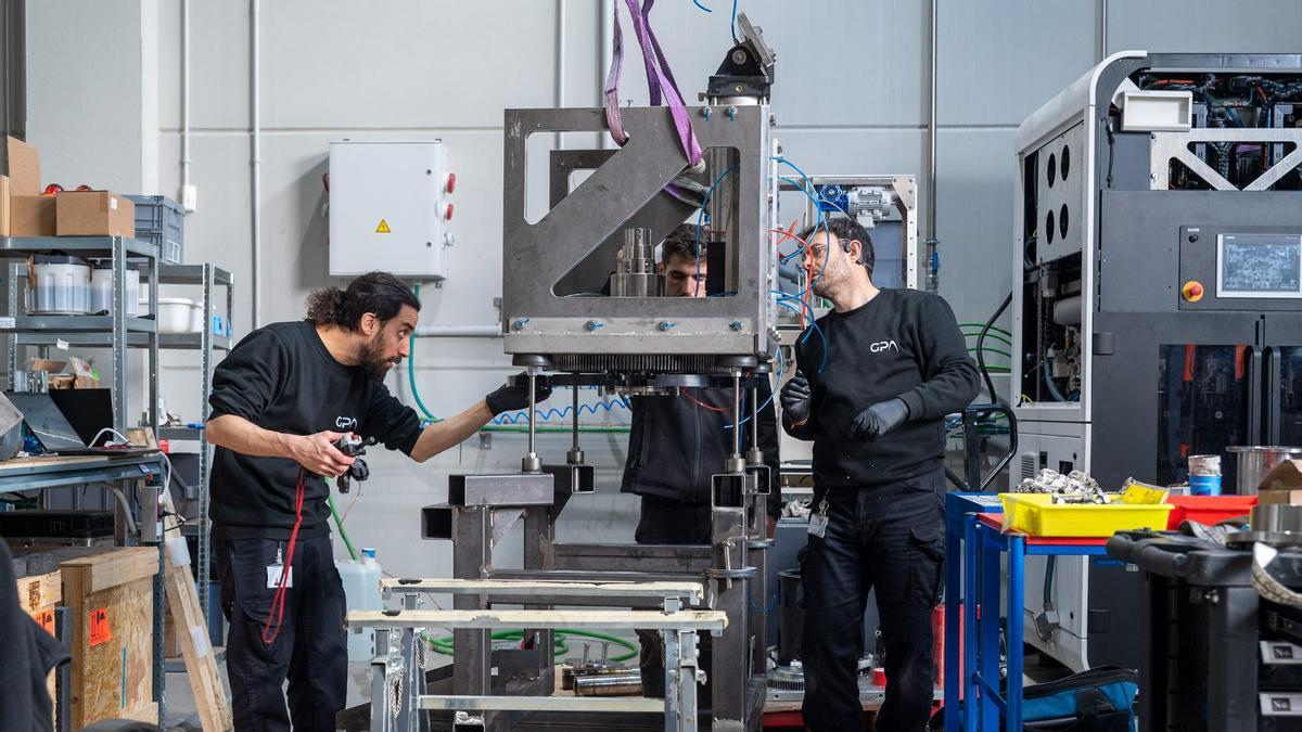Ingenieros en la planta de GPA Innova