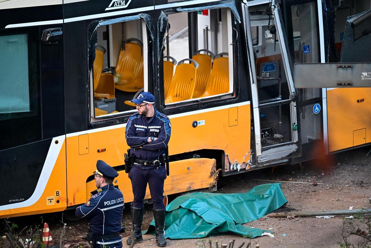 Al menos dos muertos y unos 40 heridos al estrellarse un tranvía contra ...